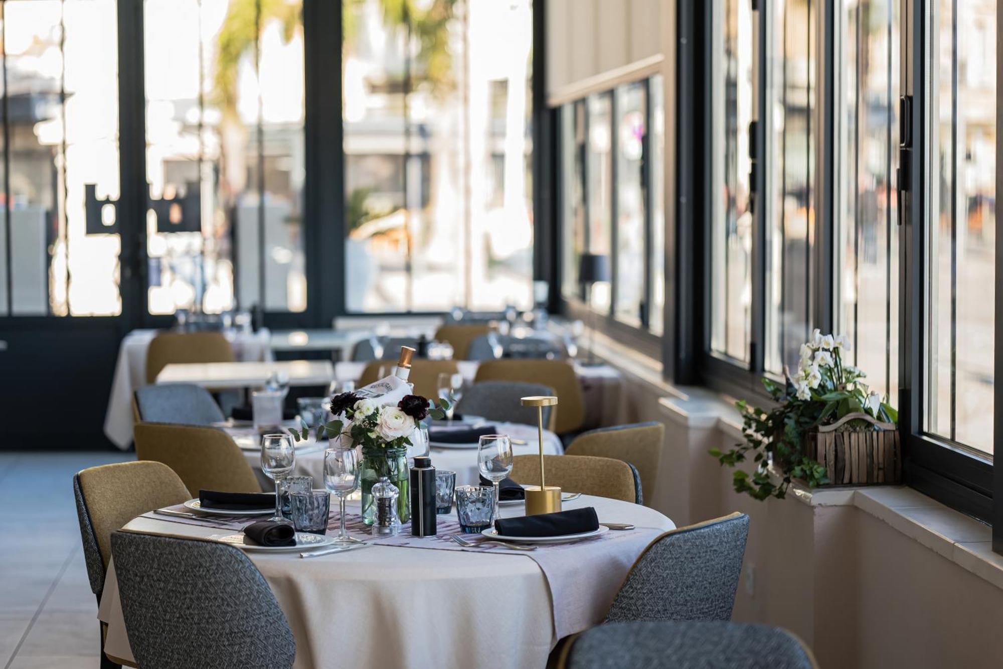 Hotel Restaurant De La Tour Sanary-sur-Mer Exterior photo